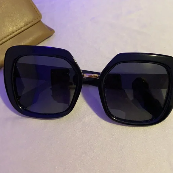 Burberry Sunglasses Glasses (Like New) only worn once display picture 2